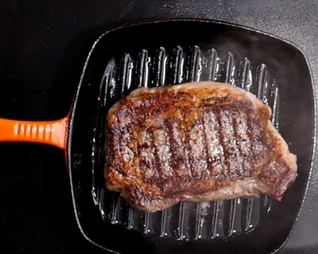 Стейк рибай на сковороде