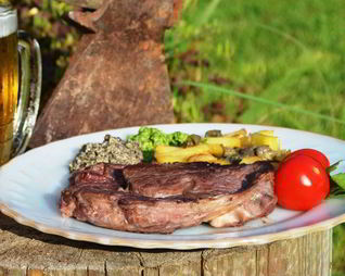 Стейк с базиликом и оливковым тапенадом