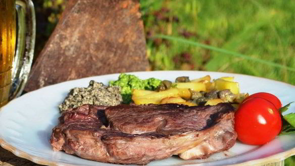 Рецепт Стейка с базиликом и оливковым тапенадом