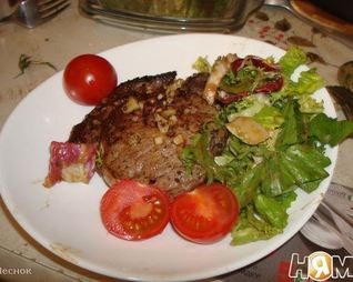 Стейк с салатом микс