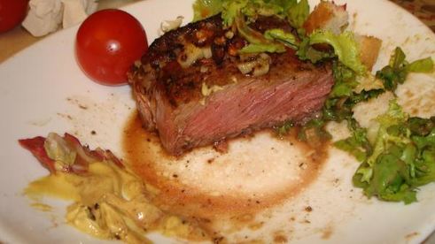 стейк с салатом микс