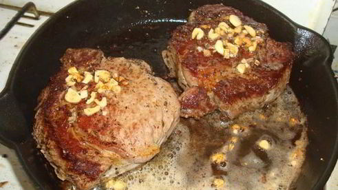 стейк с салатом микс