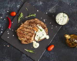 Стейк с соусом из голубого сыра