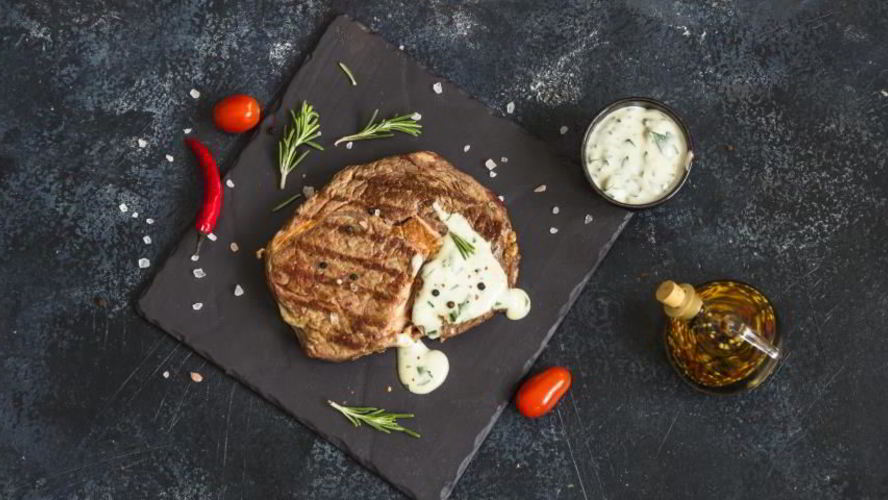 Рецепт стейка с соусом из голубого сыра