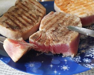 Стейк тунца на сковородке гриль