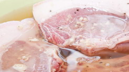 свиной стейк в маринаде из зеленого чая