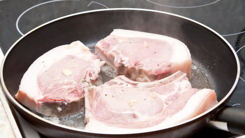 свиной стейк в маринаде из зеленого чая