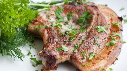 свиной стейк в маринаде из зеленого чая