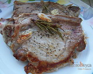 Свиные стейки с розмарином и чесноком жареные без масла