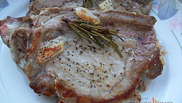 Рецепт Свиных стейков с розмарином и чесноком жареные без масла