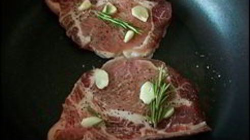 свиные стейки с розмарином и чесноком жареные без масла