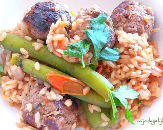 Испанские пикантные тефтели с рисом и стручковой фасолью