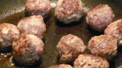 испанские пикантные тефтели с рисом и стручковой фасолью