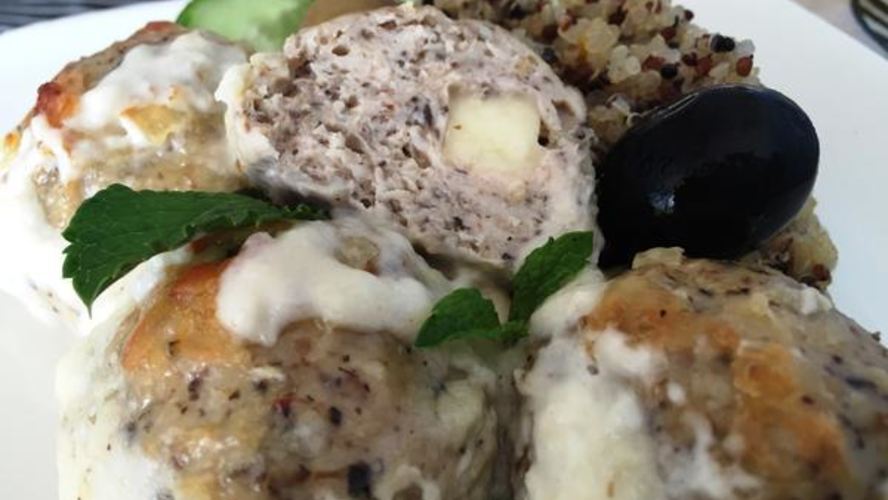 Рецепт куриных тефтелей с сюрпризом в сливочном соусе