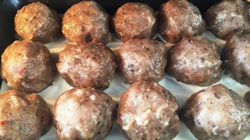 куриные тефтели с сюрпризом в сливочном соусе