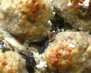 Нежнейшие тефтели с овощами под сметанно-грибным соусом