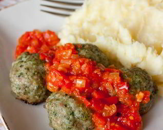 Шпинатные тефтели с перечным соусом