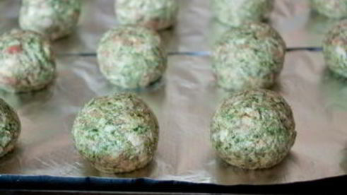 шпинатные тефтели с перечным соусом