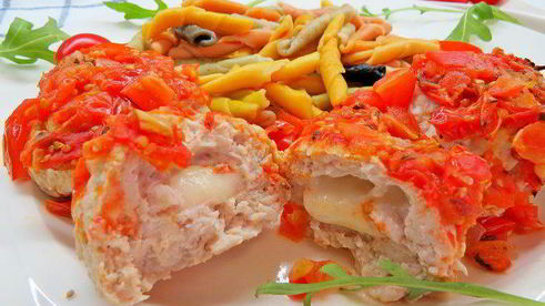 тефтели из индейки с моцареллой в томатном соусе