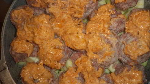 тефтели на овощной подушке