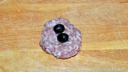 тефтели с маслинами, запеченные в беконе