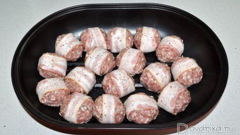 тефтели с маслинами, запеченные в беконе