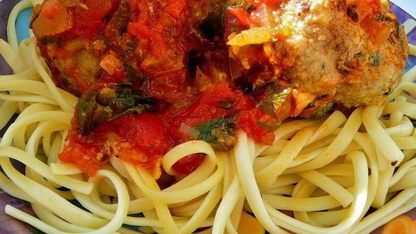 Рецепт Тефтелей с сыром и шпинатом, в томатном соусе