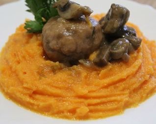 Тефтели с тыквенным пюре под грибным соусом