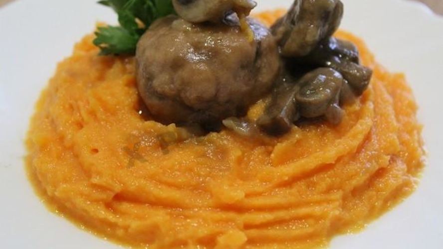 Рецепт тефтелей с тыквенным пюре под грибным соусом