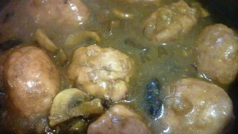 тефтели с тыквенным пюре под грибным соусом