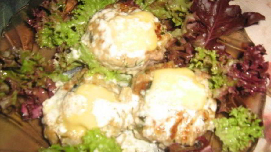 Рецепт тефтелей со шпинатом под йогуртно-сливочным соусом