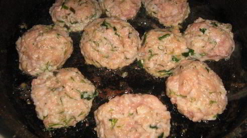 тефтели со шпинатом под йогуртно-сливочным соусом