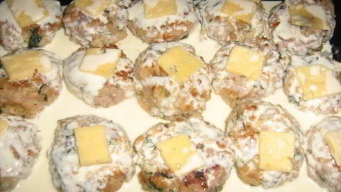 тефтели со шпинатом под йогуртно-сливочным соусом