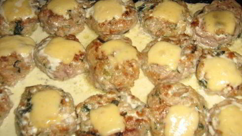 тефтели со шпинатом под йогуртно-сливочным соусом