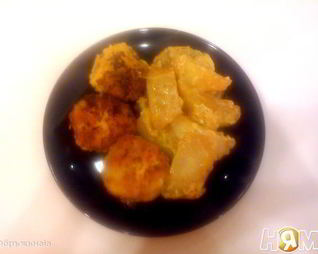 Тефтели в пикантном соусе, запеченые с картофелем