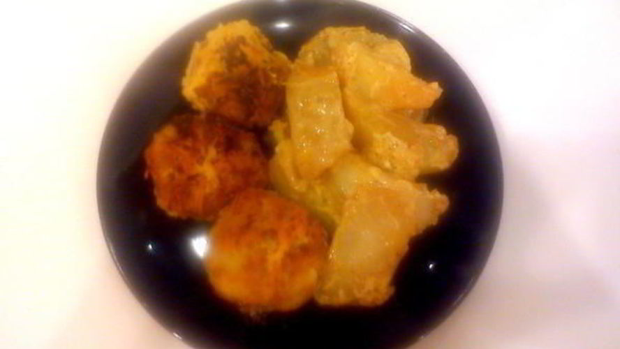 Рецепт тефтелей в пикантном соусе, запеченые с картофелем