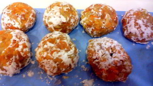 тефтели в пикантном соусе, запеченые с картофелем