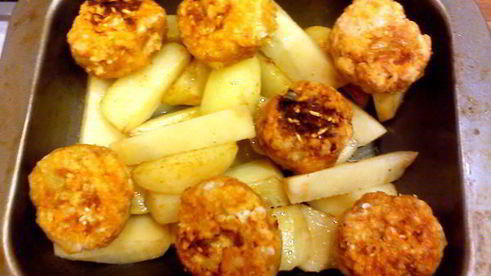 тефтели в пикантном соусе, запеченые с картофелем