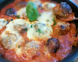 Тефтели, запеченные с моцареллой