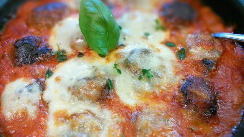 тефтели, запеченные с моцареллой