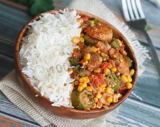 Тушеная бамия с курицей