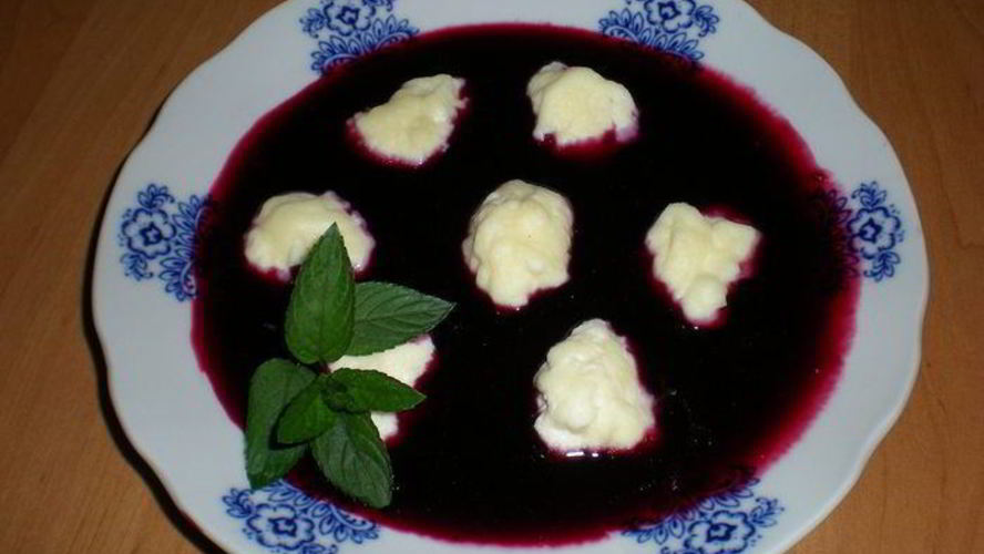 Рецепт творожных ньокков в соусе из черной смородины