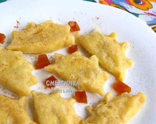 Вареники из картофельно-тыквенного теста с начинкой из рикотты и вишни