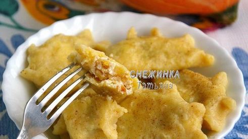 вареники из картофельно-тыквенного теста с начинкой из рикотты и вишни