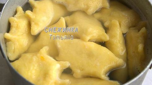 вареники из картофельно-тыквенного теста с начинкой из рикотты и вишни