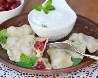 Вареники на пару в мультиварке с вишнями