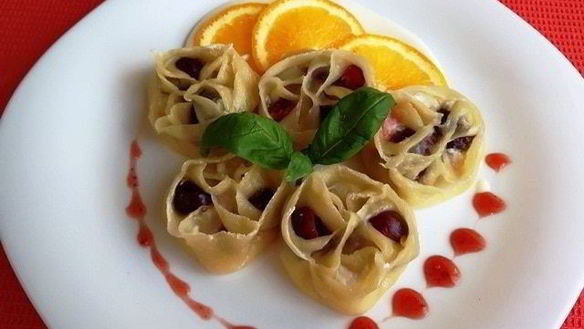 Рецепт Вареников с черешней и творогом