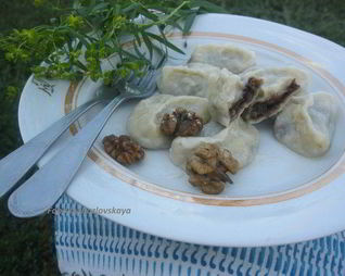 Вареники с черносливом, грецкими орехами и медом