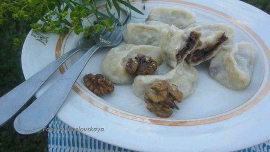 Рецепт вареников с черносливом, грецкими орехами и медом