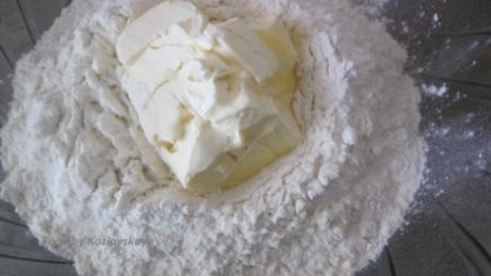 вареники с черносливом, грецкими орехами и медом